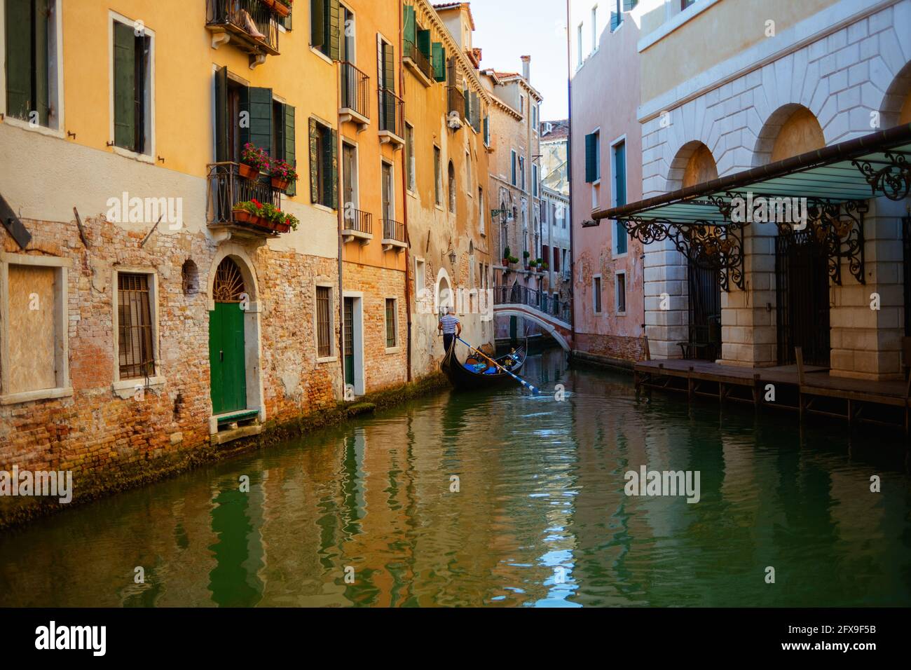 VENEZIA - 25 luglio 2020: Immagine con gondola in strada a Venezia, Italia. Foto Stock