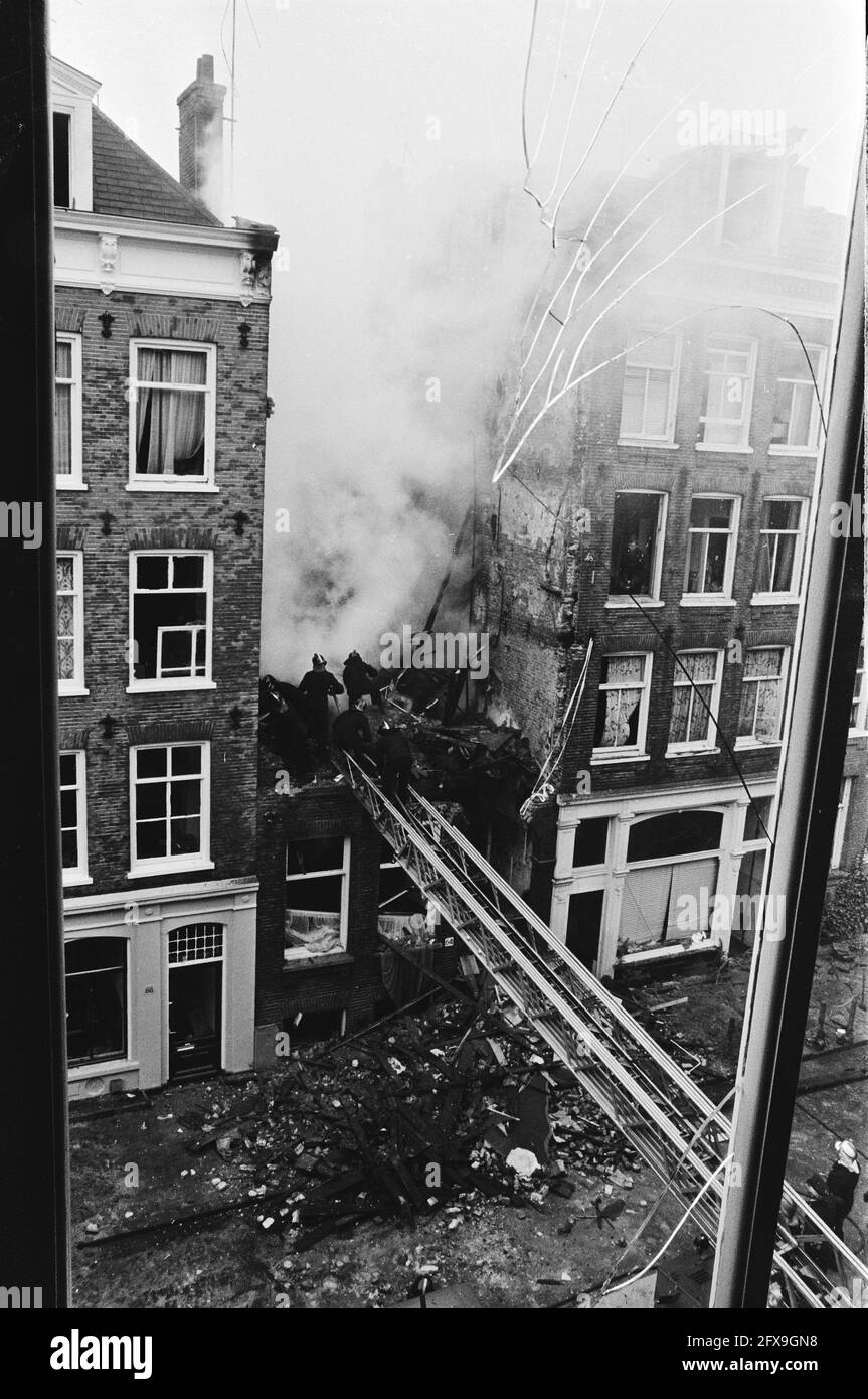 Incendi ed esplosioni nei locali della Quellijnstraat ad Amsterdam; fotografati attraverso finestre rotte, 16 giugno 1980, INCENDI, SPIEGAMENTI, Fuochi, Paesi Bassi, foto agenzia stampa del XX secolo, notizie da ricordare, documentario, fotografia storica 1945-1990, storie visive, Storia umana del XX secolo, che cattura momenti nel tempo Foto Stock
