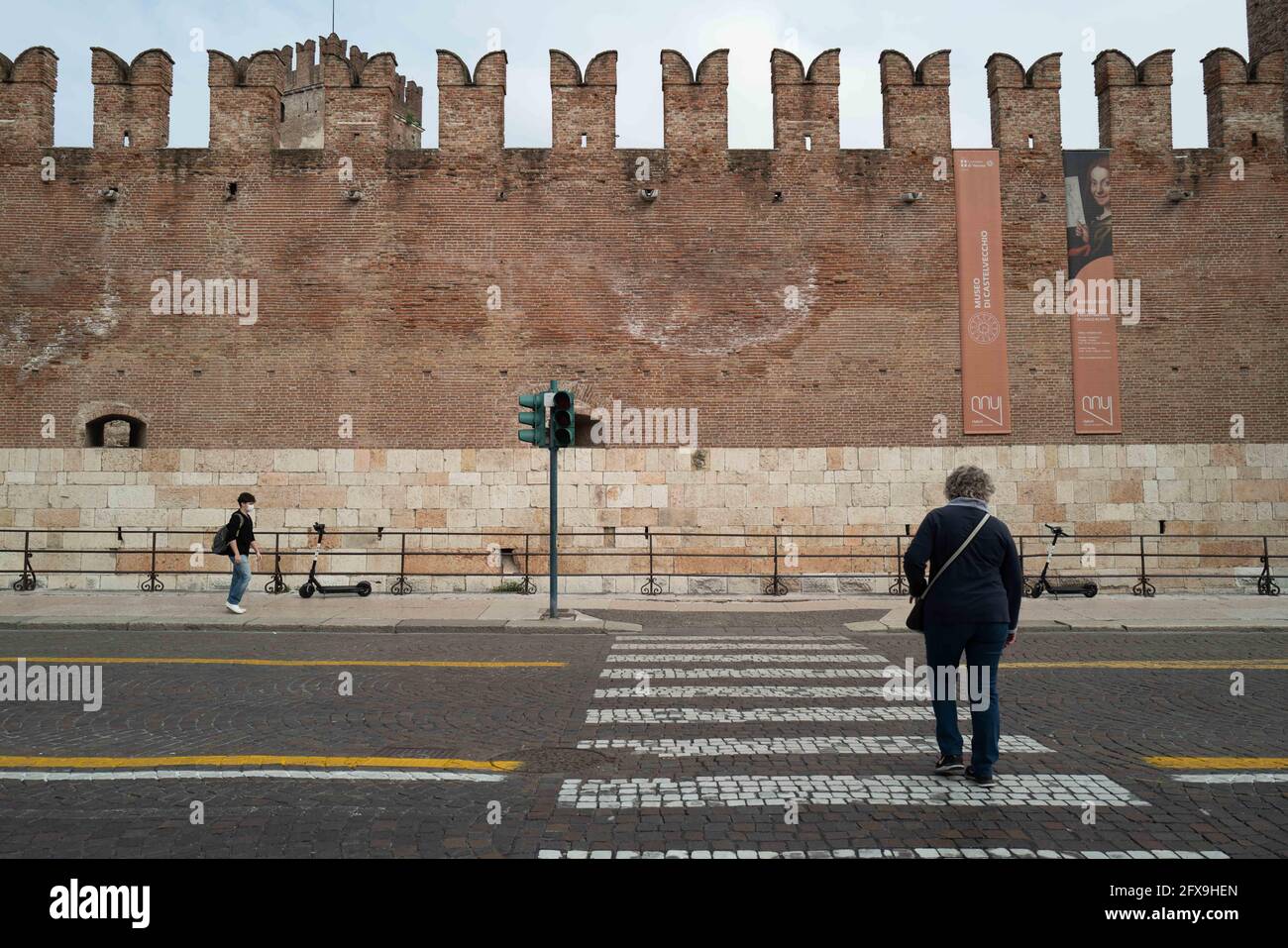 Verona, Italia, durante il periodo di chiusura di Covid19, persone che indossano maschere, maschere, Museo di Castelvecchio Foto Stock