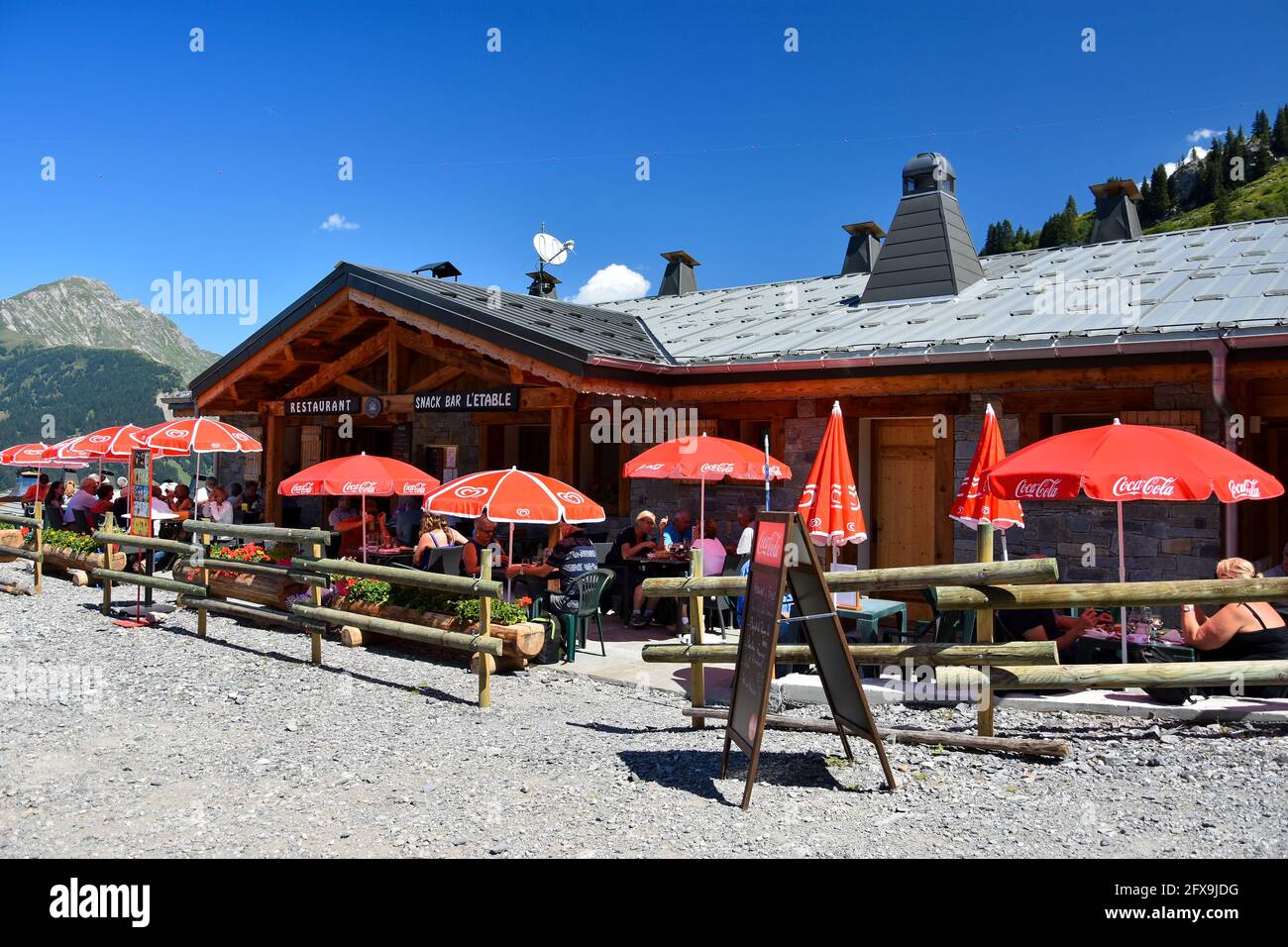 Chatel, Francia - 18 agosto 2019. Terrazza presso la stazione di seggiovia Pierre Longue al festival estivo a Chatel, Alpi francesi, Portes du Soleil, alta Savoia Foto Stock
