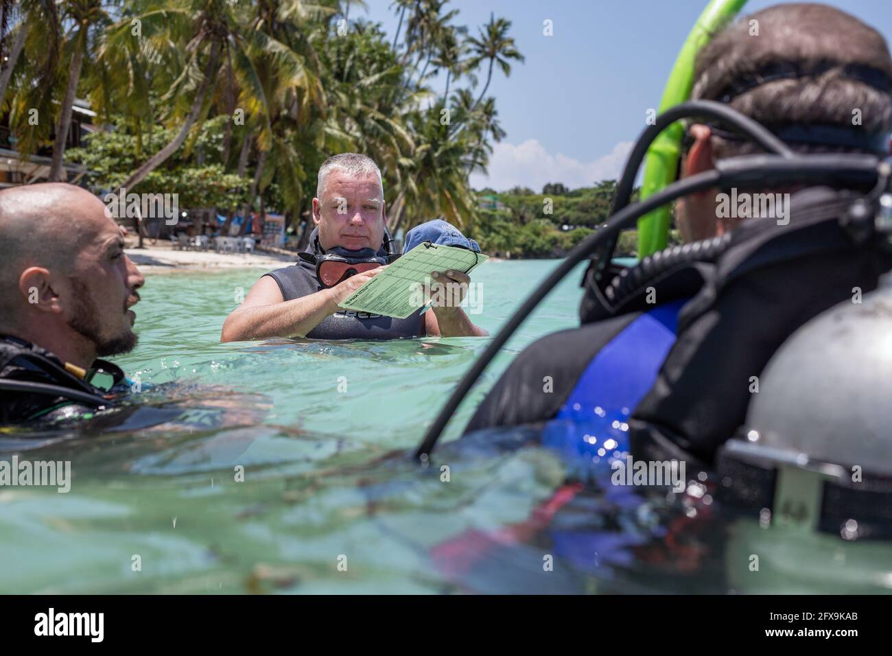 Panglao, Filippine - 29 aprile 2021: Subacqueo in acque confinate insegnare, studiare, valutare le competenze Foto Stock