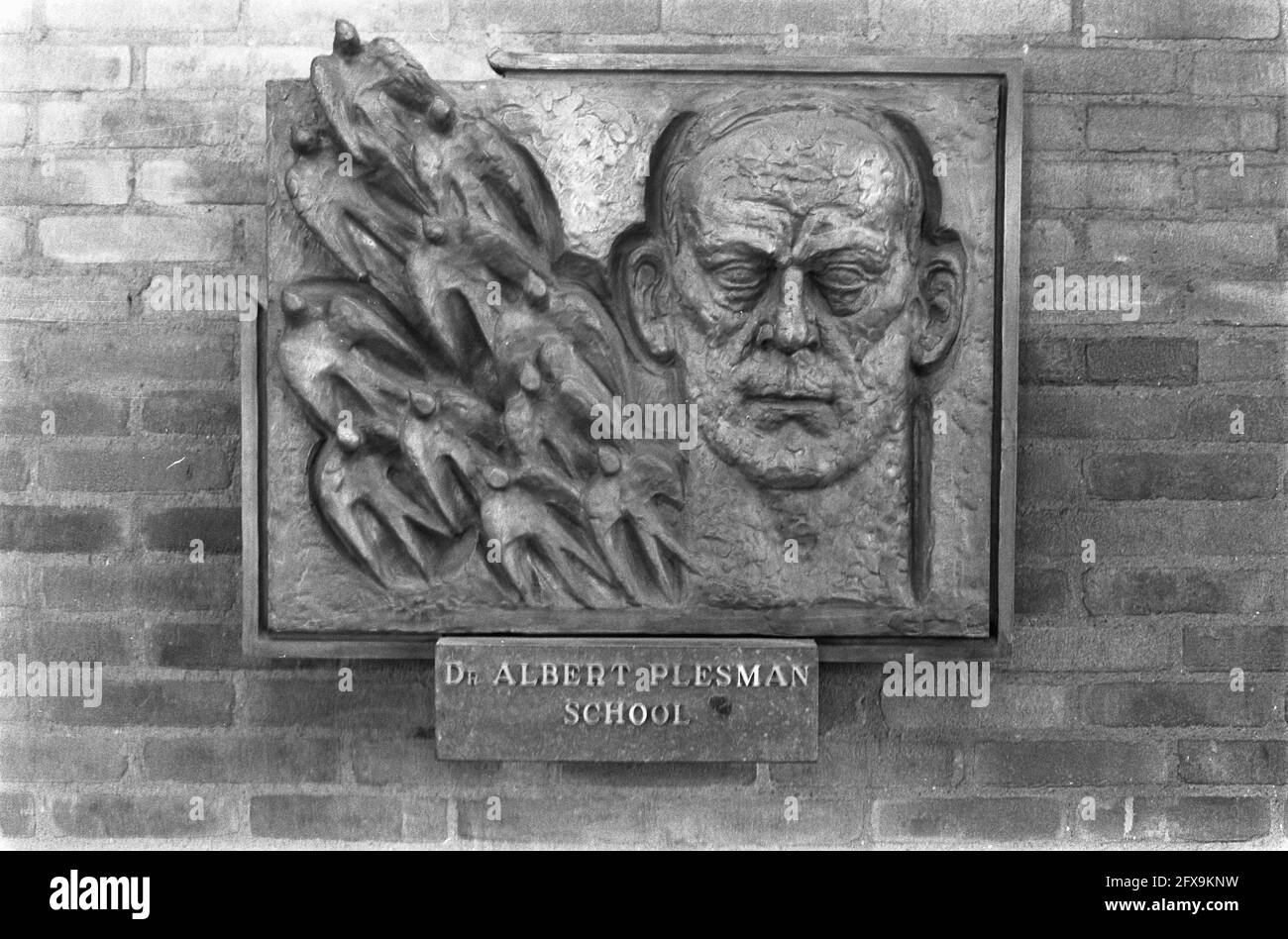 Placca di bronzo dr. Plesman realizzato dallo scultore Hildo Krop viene svelato. Wall dr.A. Plesmanschool presso la Derkinderenstraat di Amsterdam, 6 marzo 1969, svelings, targhe, Paesi Bassi, foto agenzia stampa del xx secolo, notizie da ricordare, documentario, fotografia storica 1945-1990, storie visive, Storia umana del XX secolo, che cattura momenti nel tempo Foto Stock