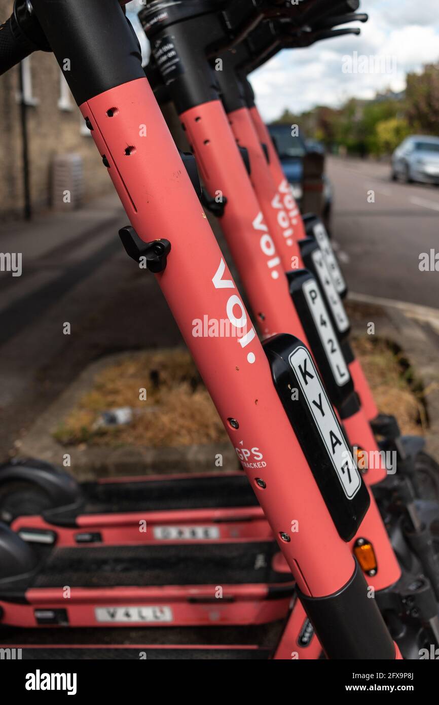 Una fila ordinata di scooter elettrici a Cambridge, Regno Unito Foto Stock