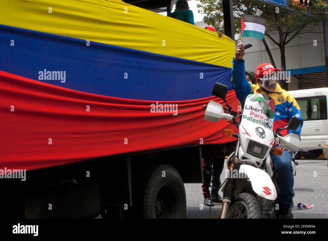 Carcas, Venezuela. 25 Maggio 2021. Una persona partecipa a un Rally a sostegno del popolo palestinese per celebrare il cessate il fuoco nel conflitto bellico sviluppato contro lo Stato di Israele presso il comune di e Chacao il 25 maggio 2021 a Caracas, Venezuela. (Foto di Eyepix/Sipa USA) Credit: Sipa USA/Alamy Live News Foto Stock