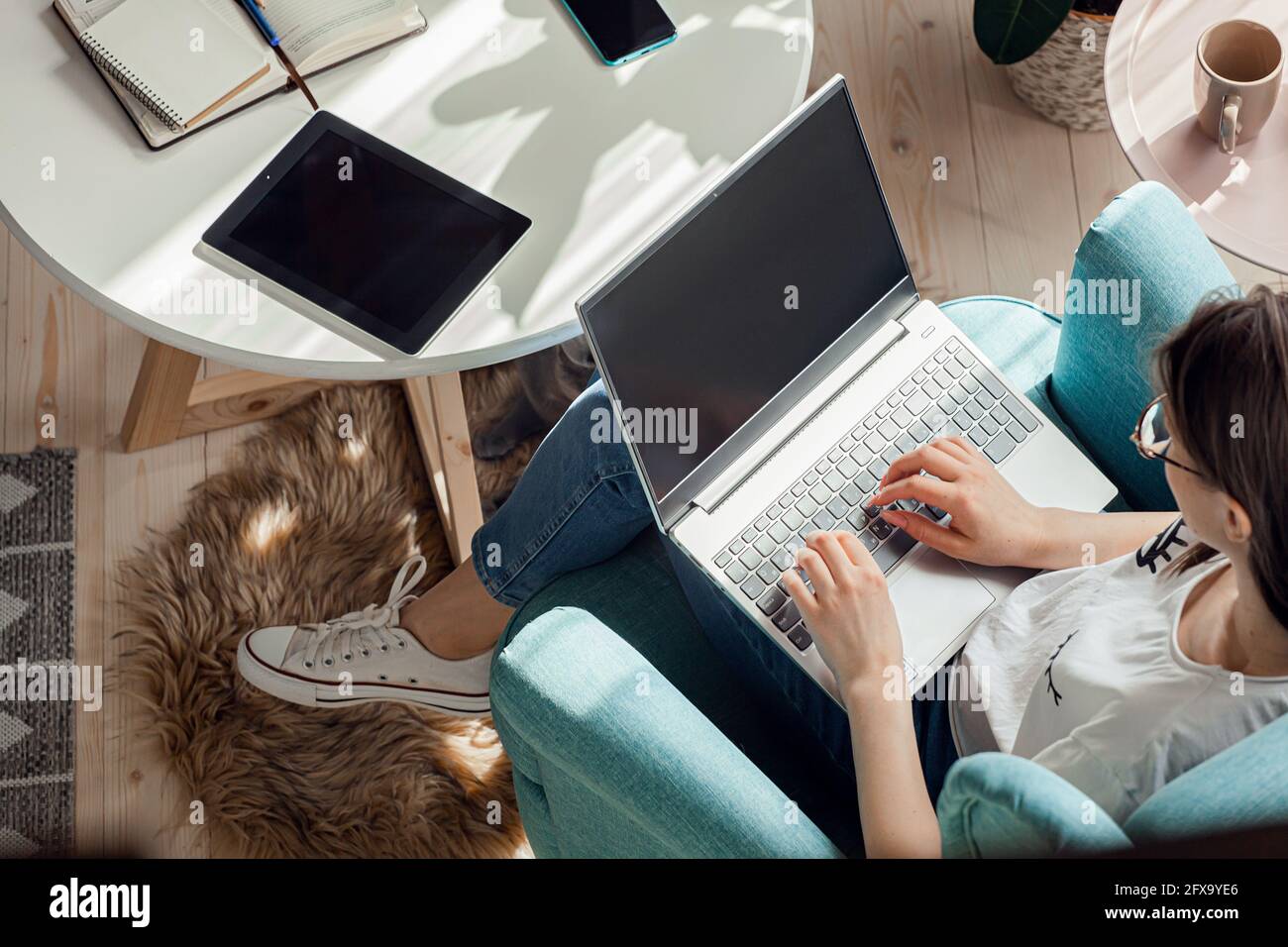 Giovane donna che usa il computer portatile per lavorare a casa, lavorare a distanza Foto Stock