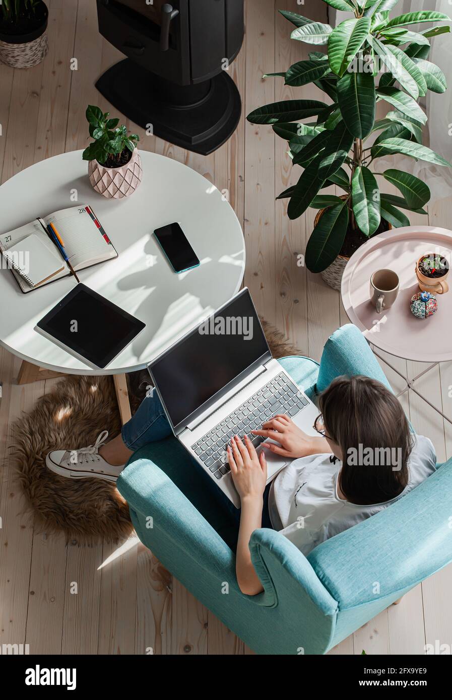 Giovane donna che usa il computer portatile per lavorare a casa, lavorare a distanza Foto Stock