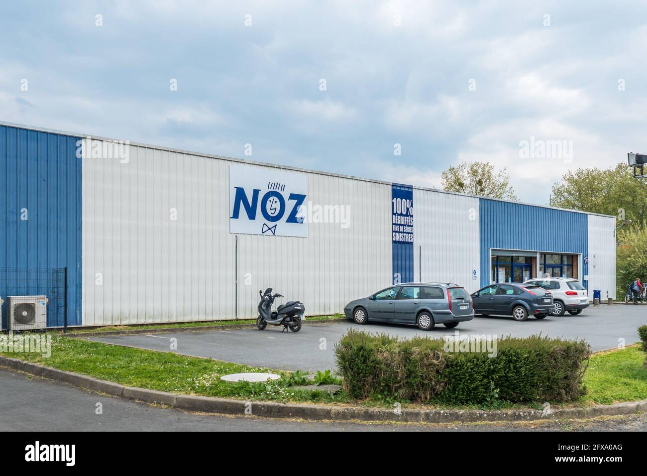 VISTA laterale DEL logo NOZ sulla facciata del Front Store del french Shop con insegne a Fleche, Francia 20.5.2021 NOZ è un marchio famoso per i prodotti scontati al dettaglio Foto Stock
