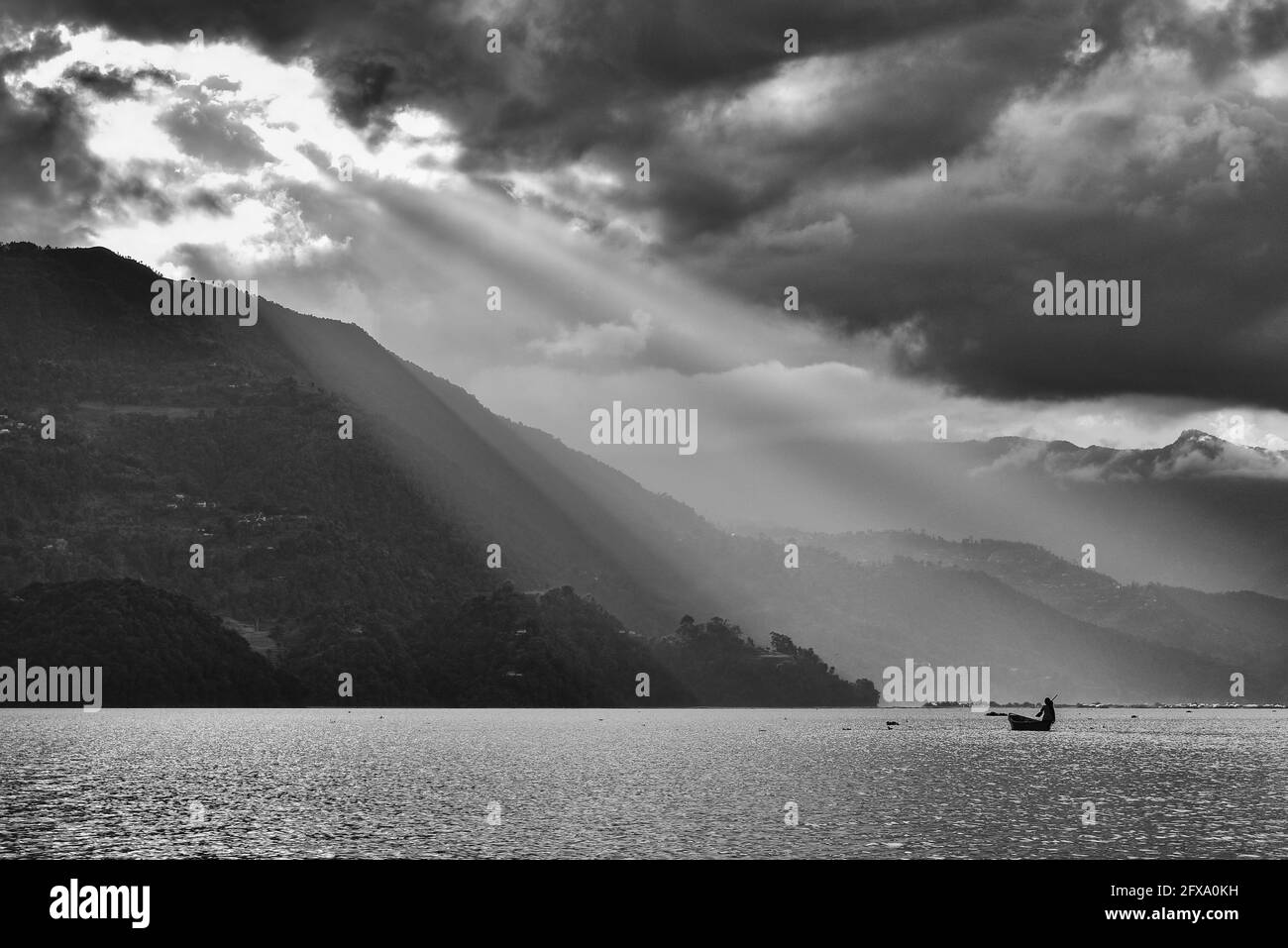 Cielo luce al lago Fewa, Pokhara, Nepal (bianco e nero) Foto Stock