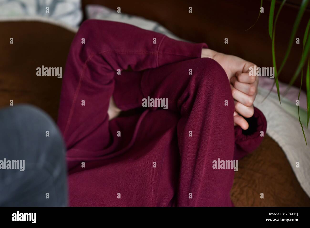 Adolescente depresso su copriletto faccia con grappoli. Foto Stock