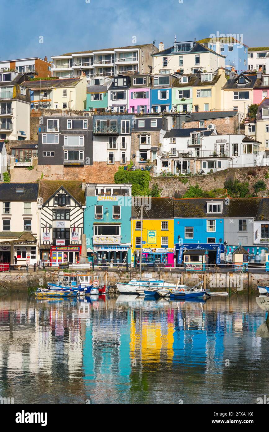 Harbour Devon, vista della colorata proprietà fronte mare nel porto di Brixham, Torbay, Devon, Inghilterra sud-occidentale, Regno Unito Foto Stock