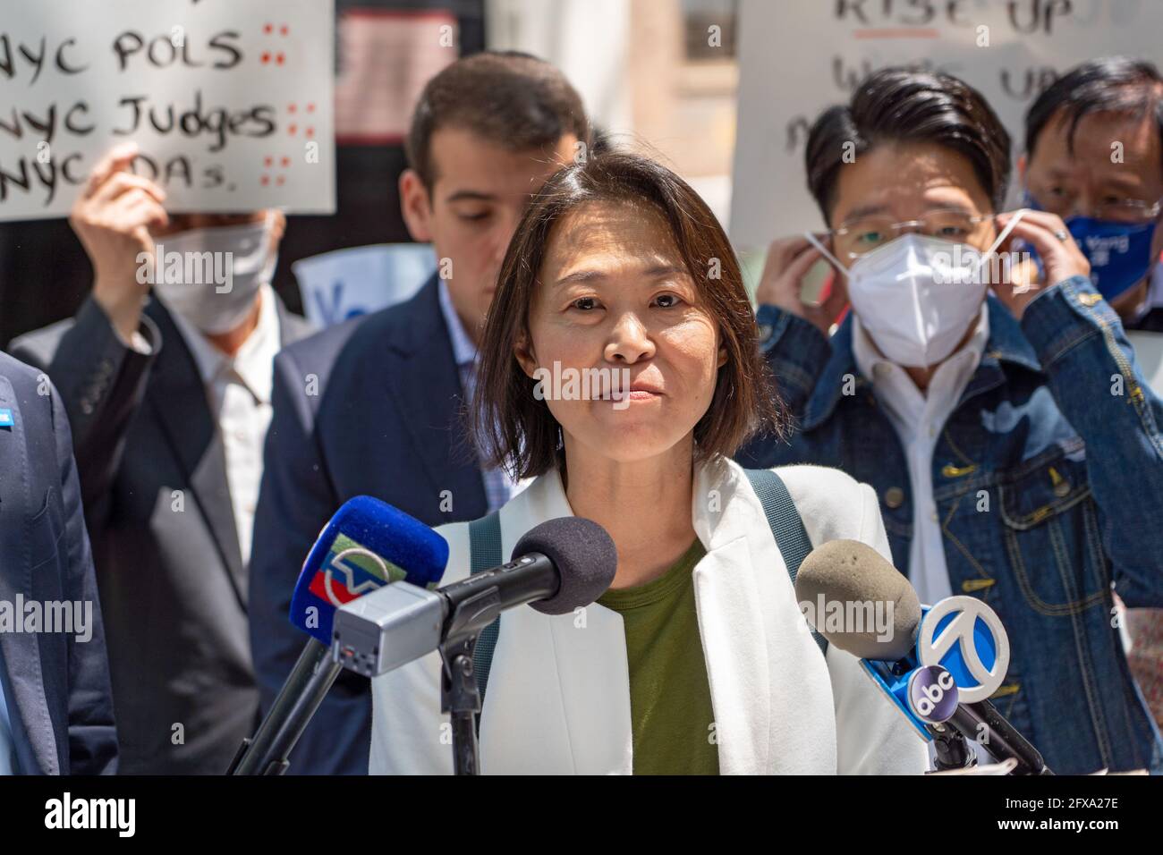 Yiatin Chu parla alla conferenza stampa a Queens, New York City.il candidato mayoral Andrew Yang si è Unito a Queens Lawmakers e i candidati del New York City Council hanno tenuto una conferenza stampa fuori dalla 21st Street-Queensbridge F stazione della metropolitana per condannare un recente attacco in cui un uomo asiatico-americano è stato spinto sulle tracce della metropolitana. Evelyn Yang, sua moglie, ha denunciato un recente fumetto politico satirico di Andrew Yang pubblicato dalla New York Daily News raffigurandolo come un turista proveniente dalla stazione della metropolitana di Times Square. Foto Stock