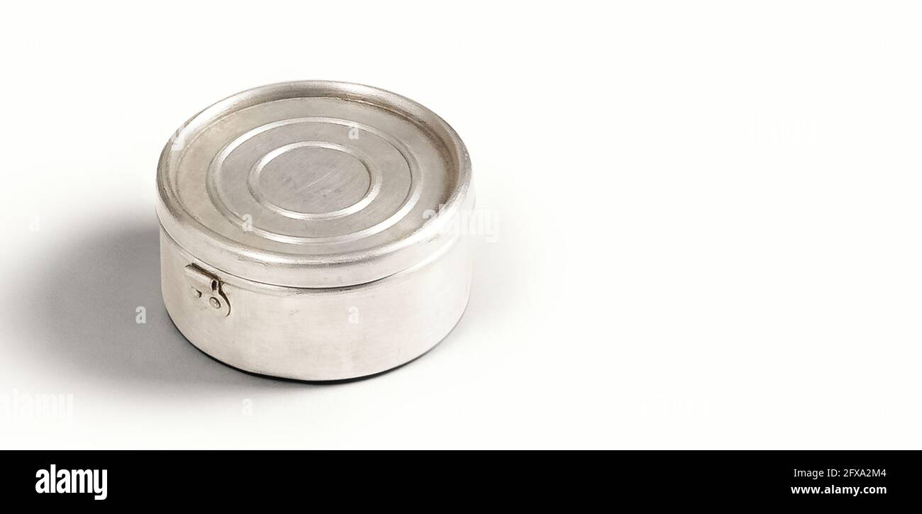 Vista dall'alto della scatola di metallo per alimenti isolata su sfondo bianco . aggiunto spazio per la copia del testo. Foto Stock