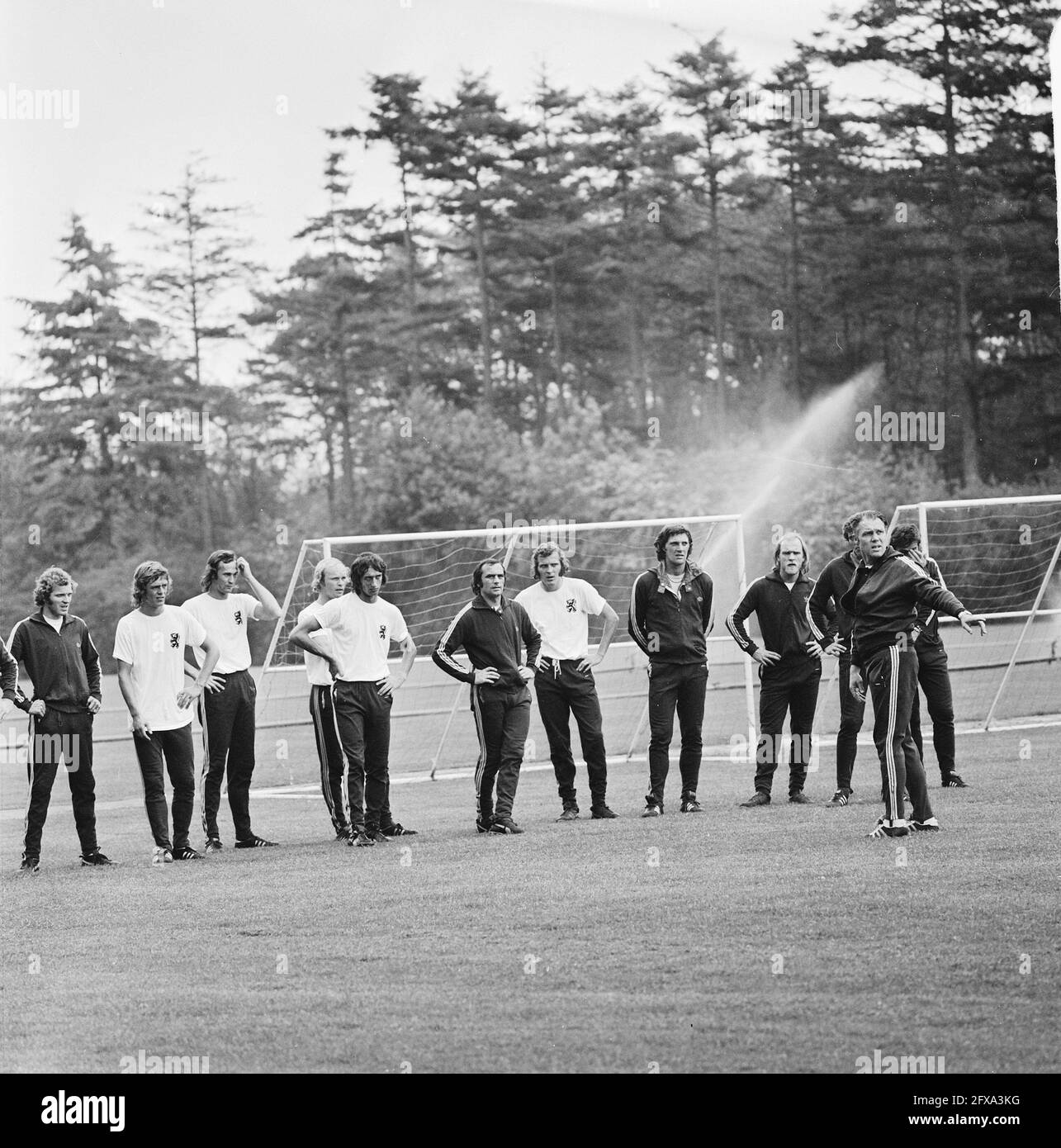 Core team nazionale olandese riunita a Zeist nel centro sportivo KNVB; da sinistra a destra Rene van de Kerkhof, Rep, Van Beveren, Geels, Rensenbrink, Strik, W. van de Kerkhof, 21 maggio 1974, sport, allenamento, Calcio, Paesi Bassi, foto agenzia stampa del XX secolo, notizie da ricordare, documentario, fotografia storica 1945-1990, storie visive, Storia umana del XX secolo, che cattura momenti nel tempo Foto Stock