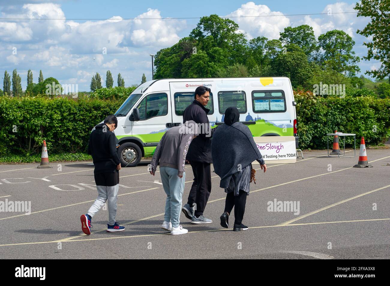 Slough, Berkshire, Regno Unito. 26 Maggio 2021. Community Covid-19 test in Slough oggi. Il tasso di infezione da rotolamento di sette giorni Covid-19 per 100,000 persone in Slough per la settimana che termina il 18 maggio è salito a 25.4, rispetto a 22.7. Dato che il numero di casi positivi di variante indiana di Covid-19 sta iniziando ad aumentare, la possibile eliminazione di tutte le restrizioni di blocco a giugno potrebbe ora essere in pericolo. Credit: Maureen McLean/Alamy Live News Foto Stock