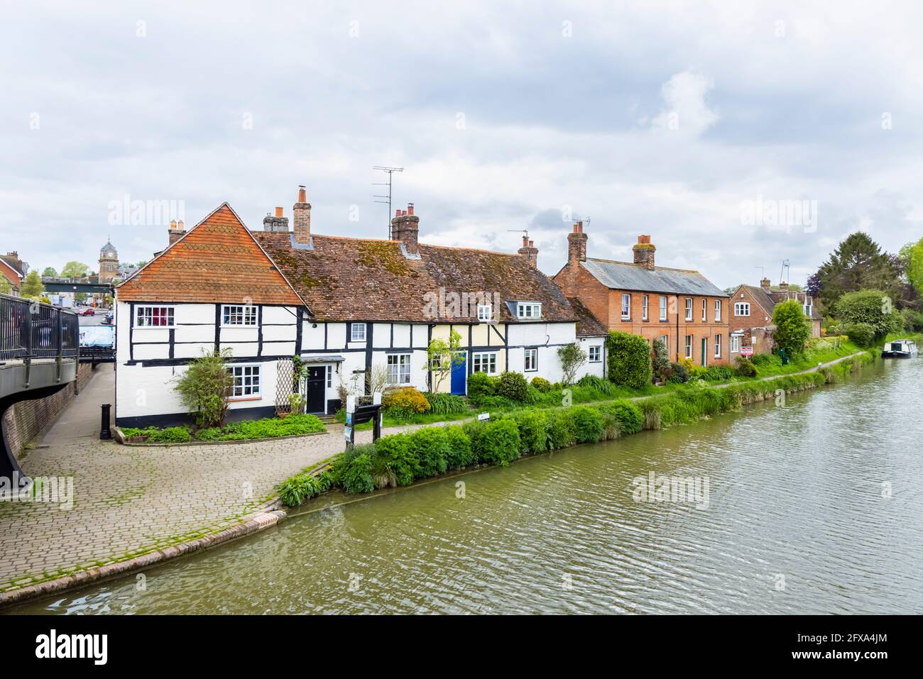 Classici cottage in legno a Hungerford Wharf accanto al Kennett & Avon Canal a Hungerford, una città mercato nel Berkshire, Inghilterra sud-occidentale Foto Stock