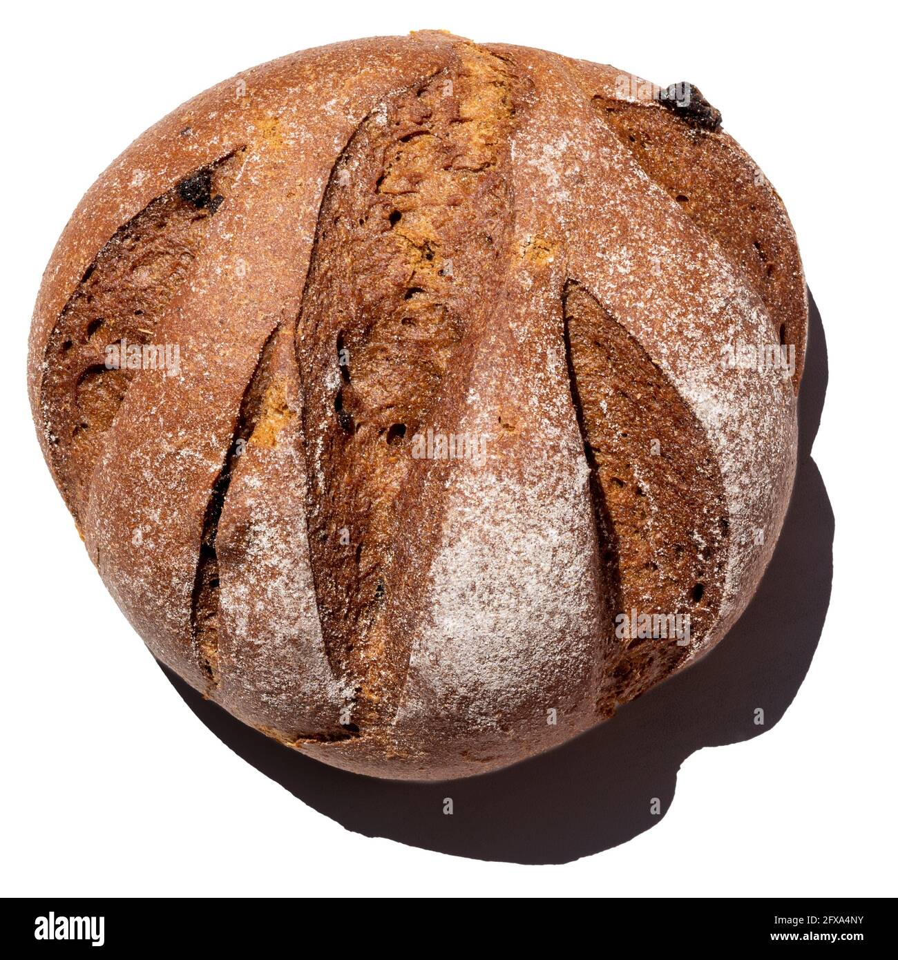 Segale rustico fresco fatto in casa rotondo con pane all'uvetta isolato su sfondo bianco, vista dall'alto, primo piano. Concetto di cibo sano, i benefici del pane Foto Stock