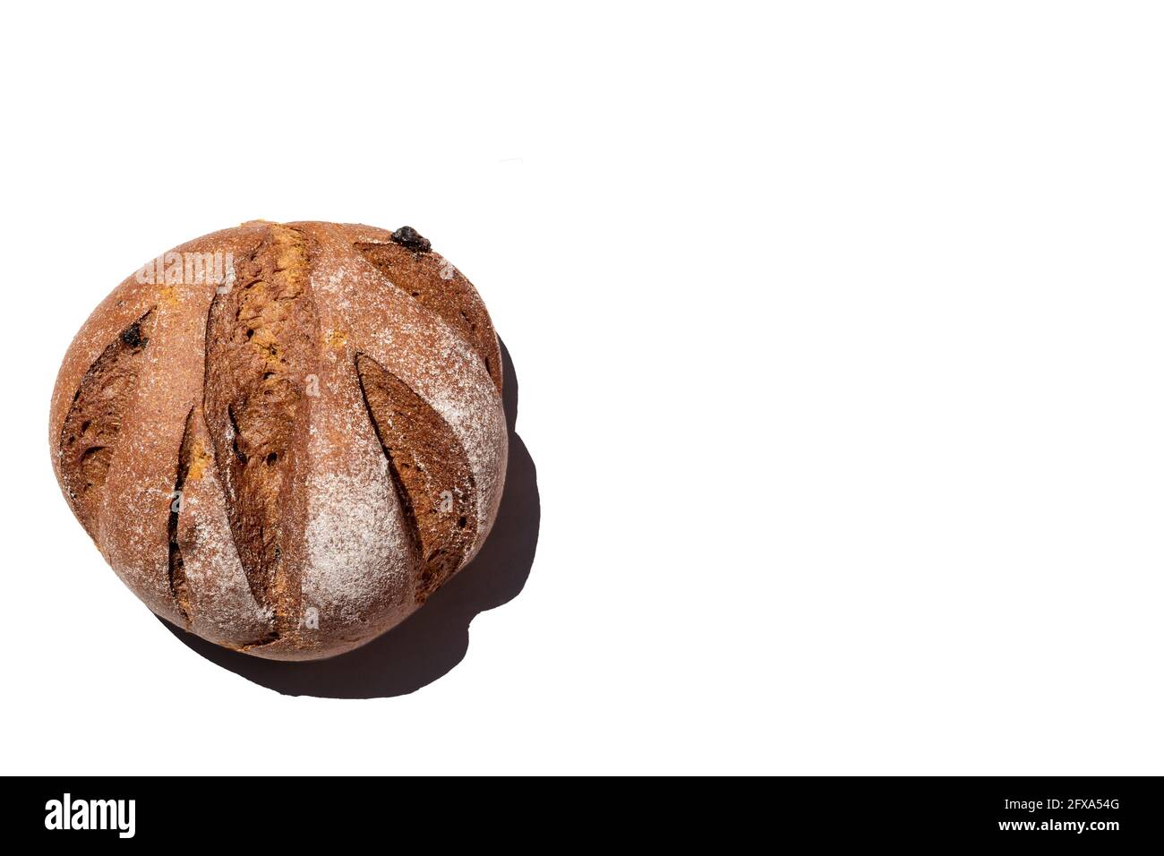 Segale rustico fresco fatto in casa rotondo con pane di uvetta isolato su sfondo bianco, vista dall'alto, spazio di copia. Concetto di cibo sano, i benefici del pane Foto Stock