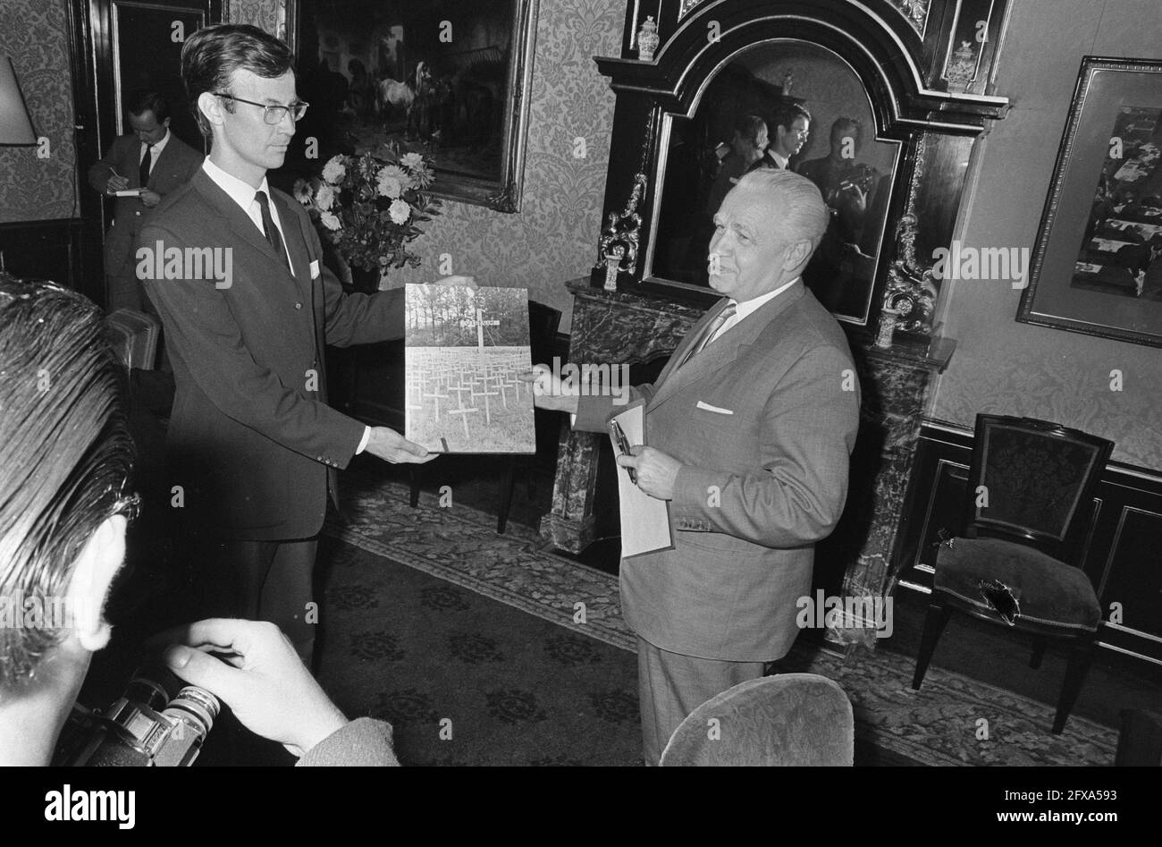 Nguyen di un in Lower House . Il sig. A. Pebesma presenta una petizione al presidente della Camera dei rappresentanti, Van Thiel, 25 agosto 1967, petizioni, Presidenti, Paesi Bassi, foto agenzia stampa del XX secolo, notizie da ricordare, documentario, fotografia storica 1945-1990, storie visive, Storia umana del XX secolo, che cattura momenti nel tempo Foto Stock