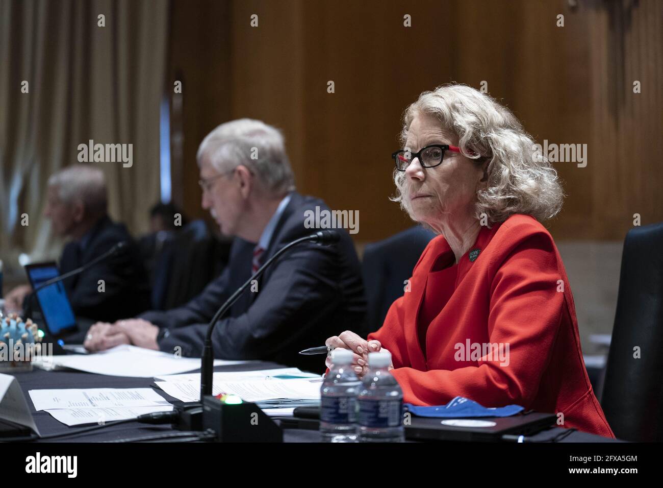 Washington, Stati Uniti. 26 Maggio 2021. Diana Bianchi, direttore dell'Eunice Kennedy Shriver National Institute of Child Health and Human Development, ascolta durante un'audizione della sottocommissione del Senato per le appropriazioni del lavoro, della salute e dei servizi umani esaminando le stime di bilancio per l'Istituto Nazionale di Sanità (NIH) e lo stato della ricerca medica su Capitol Hill a Washington, DC mercoledì 26 maggio 2021. Foto di Sarah Silbiger/UPI Credit: UPI/Alamy Live News Foto Stock