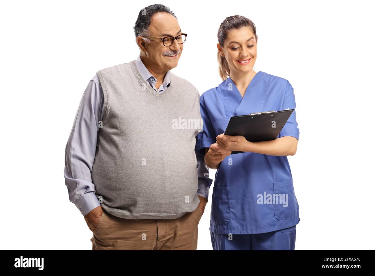 Giovane operatrice medica che mostra un documento ad un maturo uomo isolato su sfondo bianco Foto Stock