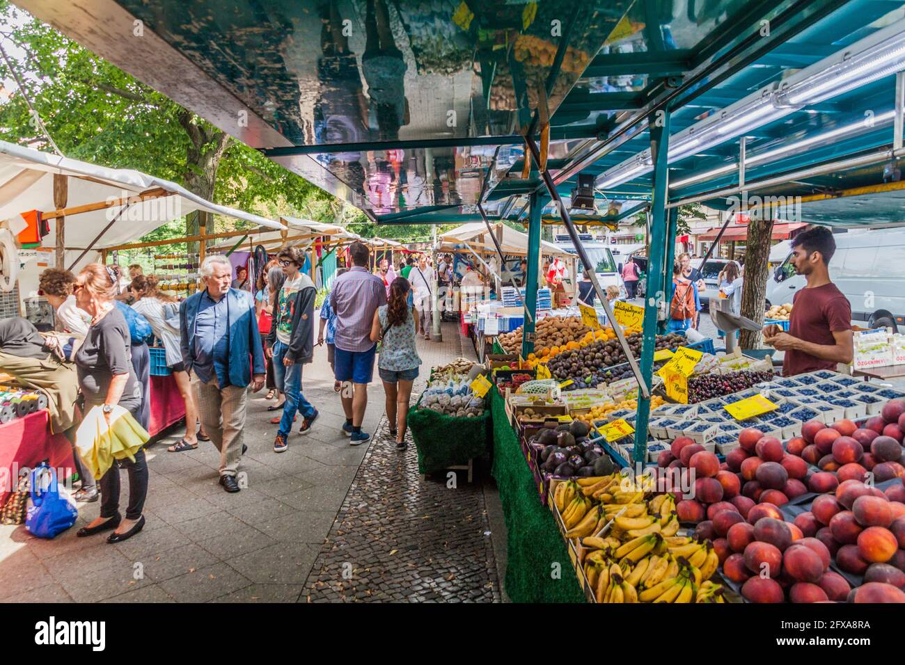 BERLINO, GERMANIA - 8 AGOSTO 2017: Bancarelle del mercato turco a Berlino. Foto Stock