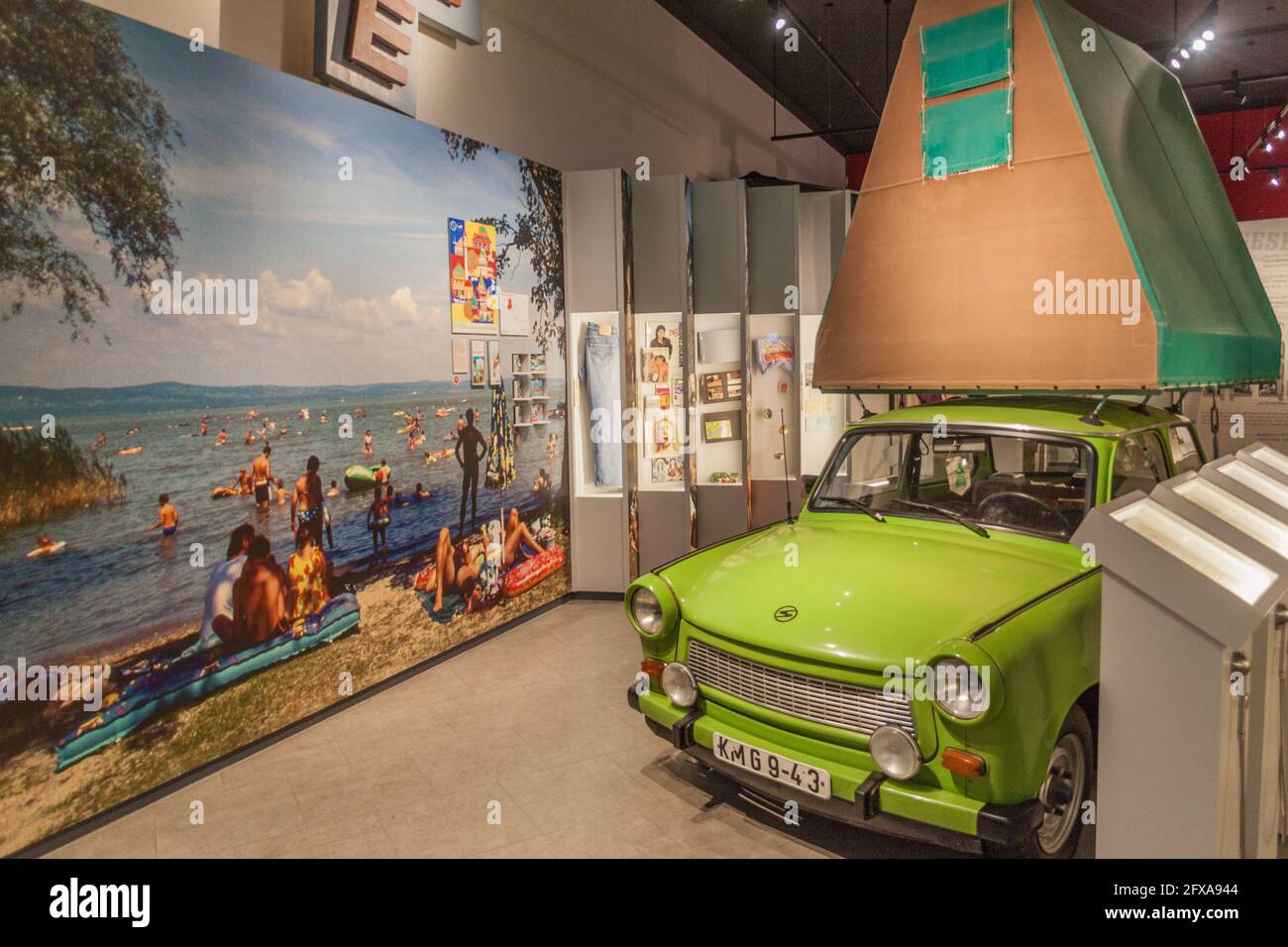 BERLINO, GERMANIA - 12 AGOSTO 2017: Interno della vita quotidiana nel museo della DDR a Kulturbrauerei, Berlino Foto Stock