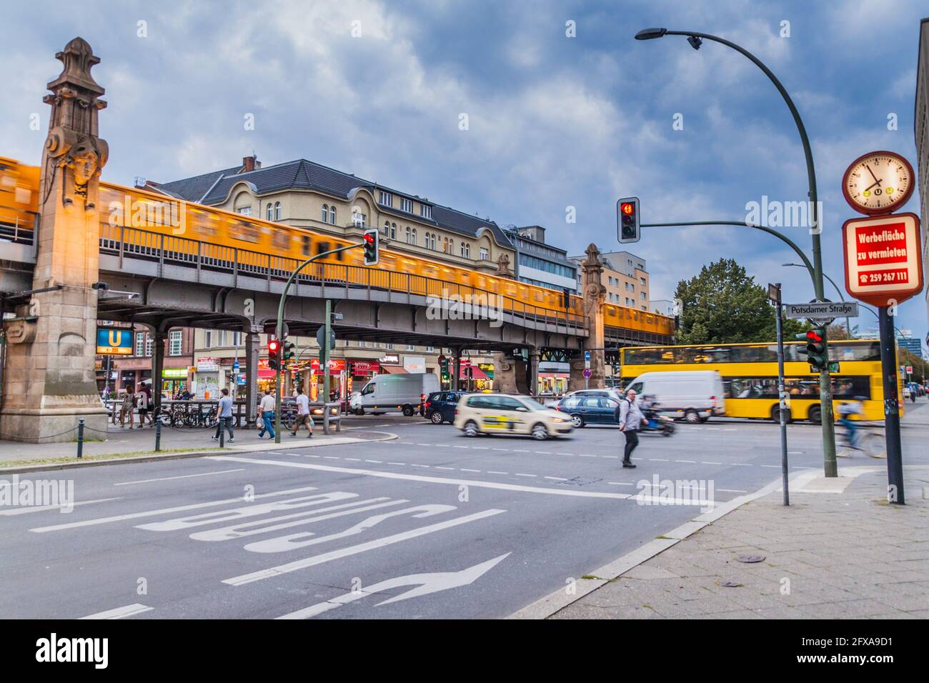 BERLINO, GERMANIA - 18 AGOSTO 2017: Percorsi sopraelevati della metropolitana U-Bahn di Berlino in via Bulowstrasse. Foto Stock