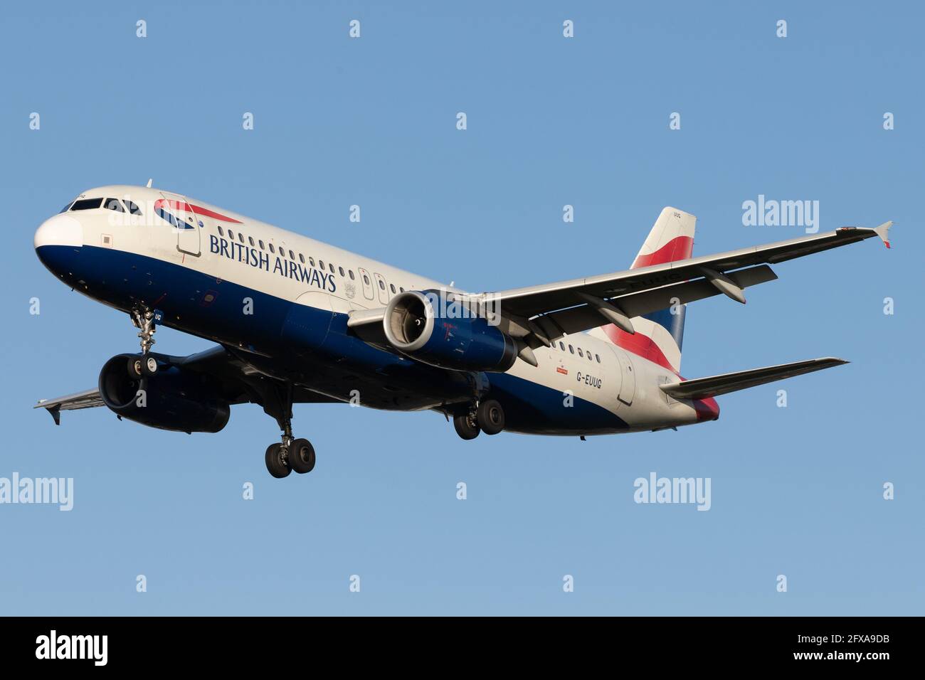 LONDRA, REGNO UNITO - 11 febbraio 2020: British Airways (BA / BAW) in avvicinamento all'aeroporto Heathrow di Londra (EGLL/LHR) con un Airbus A320-232 (G-EUUG/1812) Foto Stock