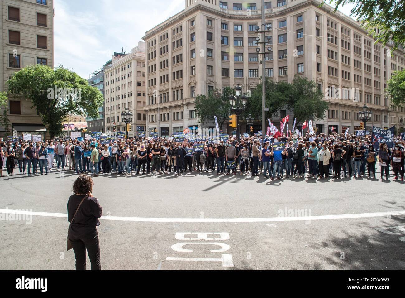 Un manifestante è visto parlare a manifestanti che hanno un banner e  bandiere sindacali durante la manifestazione.circa 2500 lavoratori della  banca spagnola BBVA, provenienti da tutta la Catalogna, sono tornati a  protestare