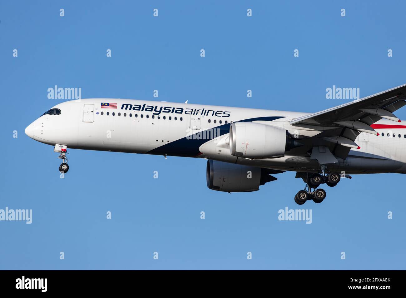 LONDRA, REGNO UNITO - 11 febbraio 2020: Malaysia Airlines (MH / MAS) in avvicinamento all'aeroporto Heathrow di Londra (EGLL/LHR) con un Airbus A359 (9M-MAB/159). Foto Stock