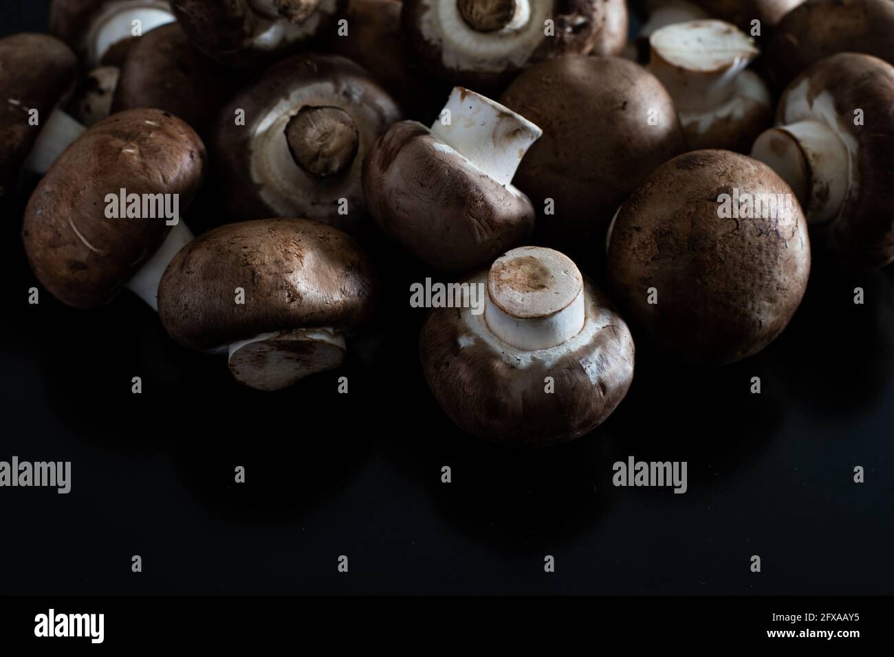 Mucchio di funghi freschi isolato su fondo bianco con percorso di ritaglio e piena profondità di campo. Preparazione per la cena. Foto Stock