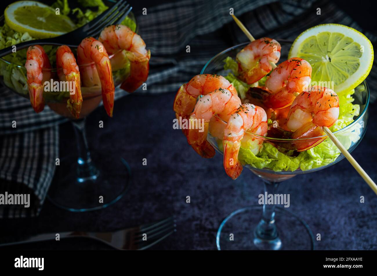 Cibo marino fresco cocktail di gamberi antipasto servito in un ristorante turistico tropicale in un bicchiere con decorazione di gamberi con spruzzi di aneto, limone, le Foto Stock