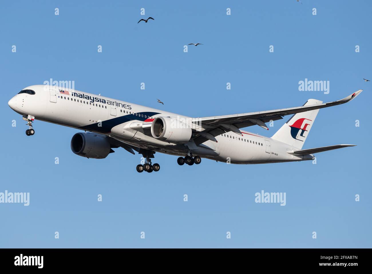 LONDRA, REGNO UNITO - 11 febbraio 2020: Malaysia Airlines (MH / MAS) in avvicinamento all'aeroporto Heathrow di Londra (EGLL/LHR) con un Airbus A359 (9M-MAB/159). Foto Stock