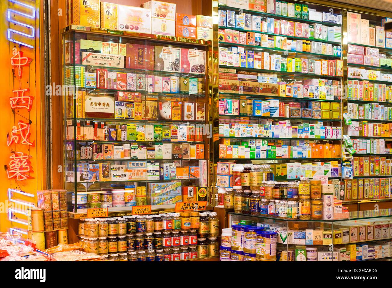 Quartiere centrale, isola di Hong Kong, Hong Kong, Cina, Asia - medicinali in esposizione in una farmacia cinese tradizionale. Foto Stock