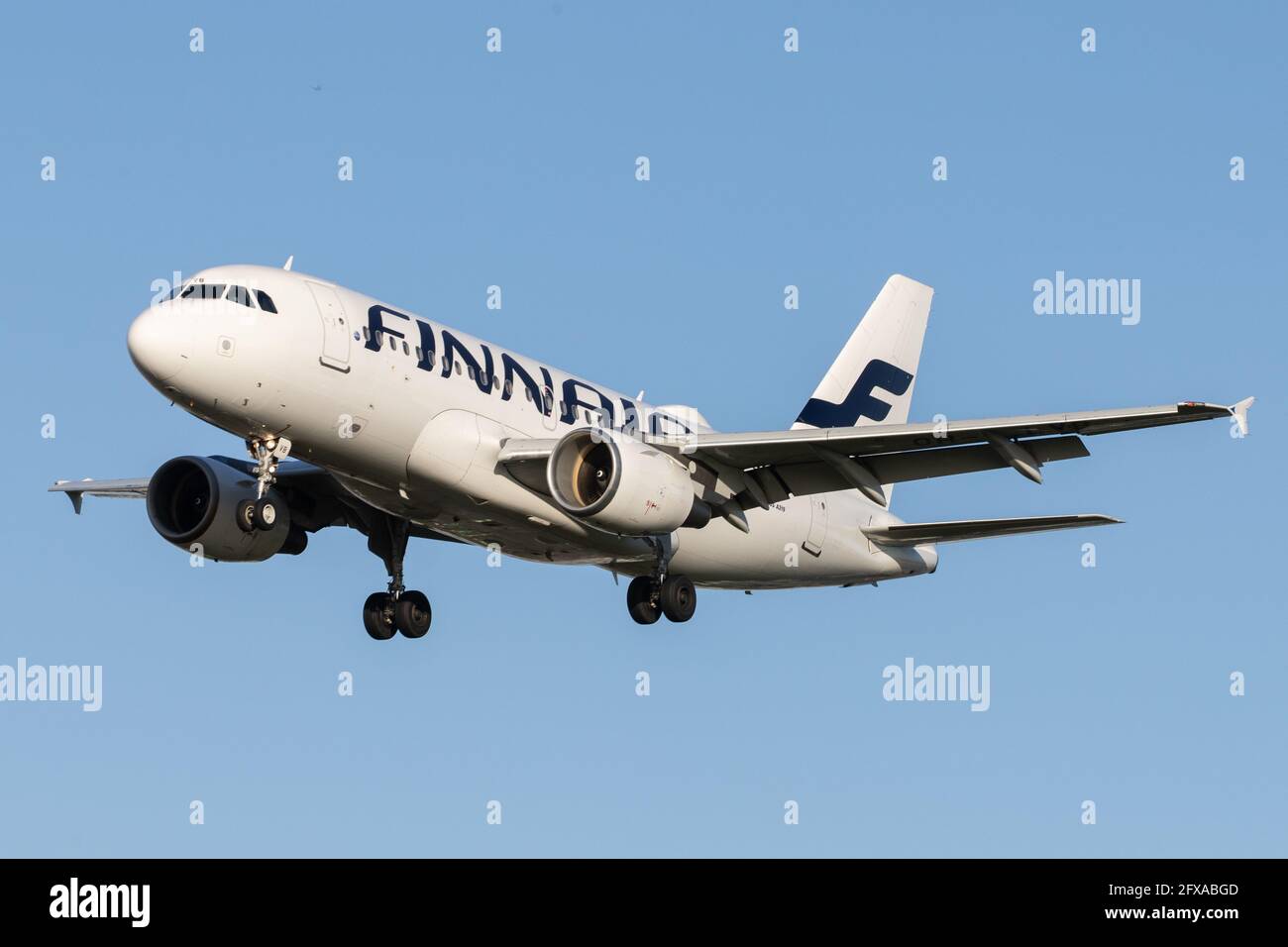 LONDRA, REGNO UNITO - 11 febbraio 2020: Finnair (AY / fin) si avvicina all'aeroporto Heathrow di Londra (EGLL/LHR) con un Airbus A319 (OH-LVB/1107). Foto Stock