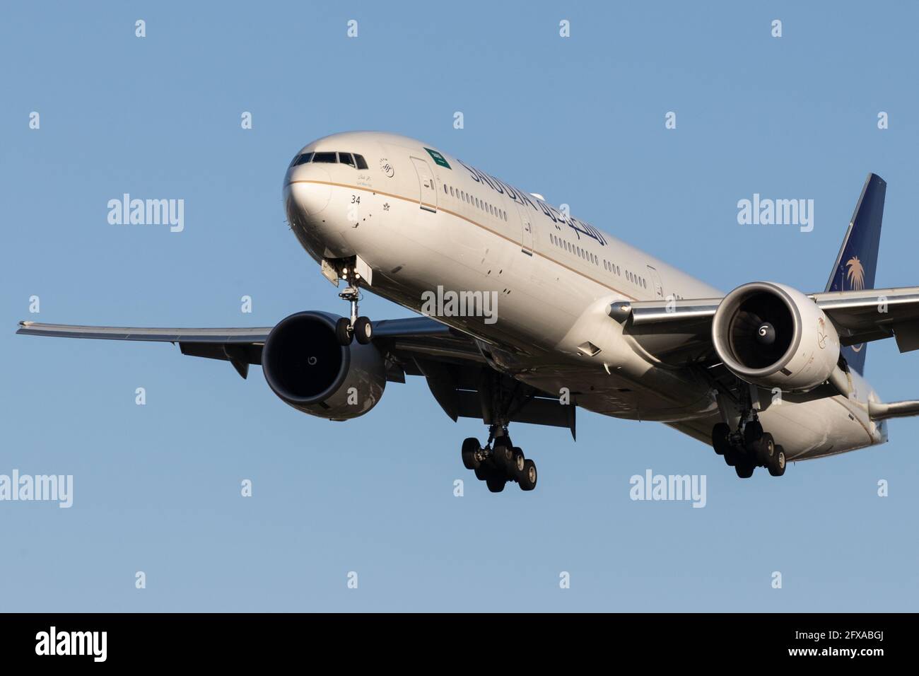 LONDRA, REGNO UNITO - 11 febbraio 2020: Saudia (SV / SVA) in avvicinamento all'aeroporto di Londra Heathrow (EGLL/LHR) con Boeing B77W (HZ-AK34/61596). Foto Stock