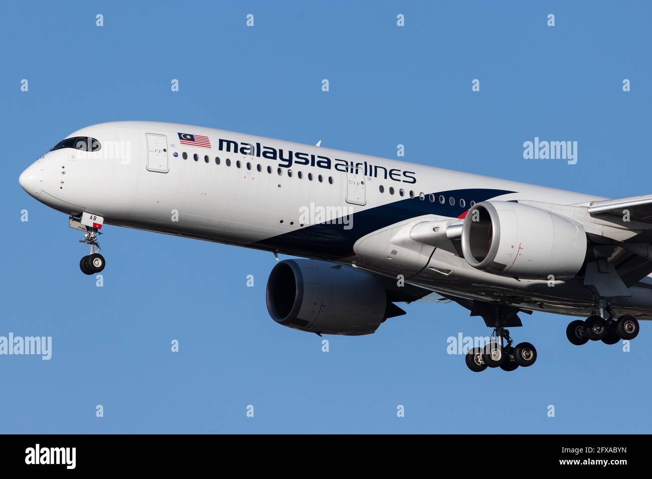 LONDRA, REGNO UNITO - 11 febbraio 2020: Malaysia Airlines (MH / MAS) in avvicinamento all'aeroporto Heathrow di Londra (EGLL/LHR) con un Airbus A359 (9M-MAB/159). Foto Stock