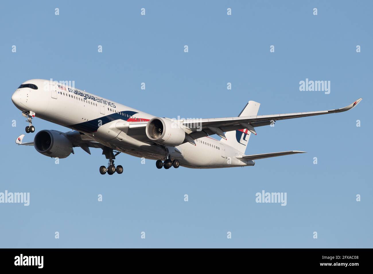 LONDRA, REGNO UNITO - 11 febbraio 2020: Malaysia Airlines (MH / MAS) in avvicinamento all'aeroporto Heathrow di Londra (EGLL/LHR) con un Airbus A359 (9M-MAB/159). Foto Stock