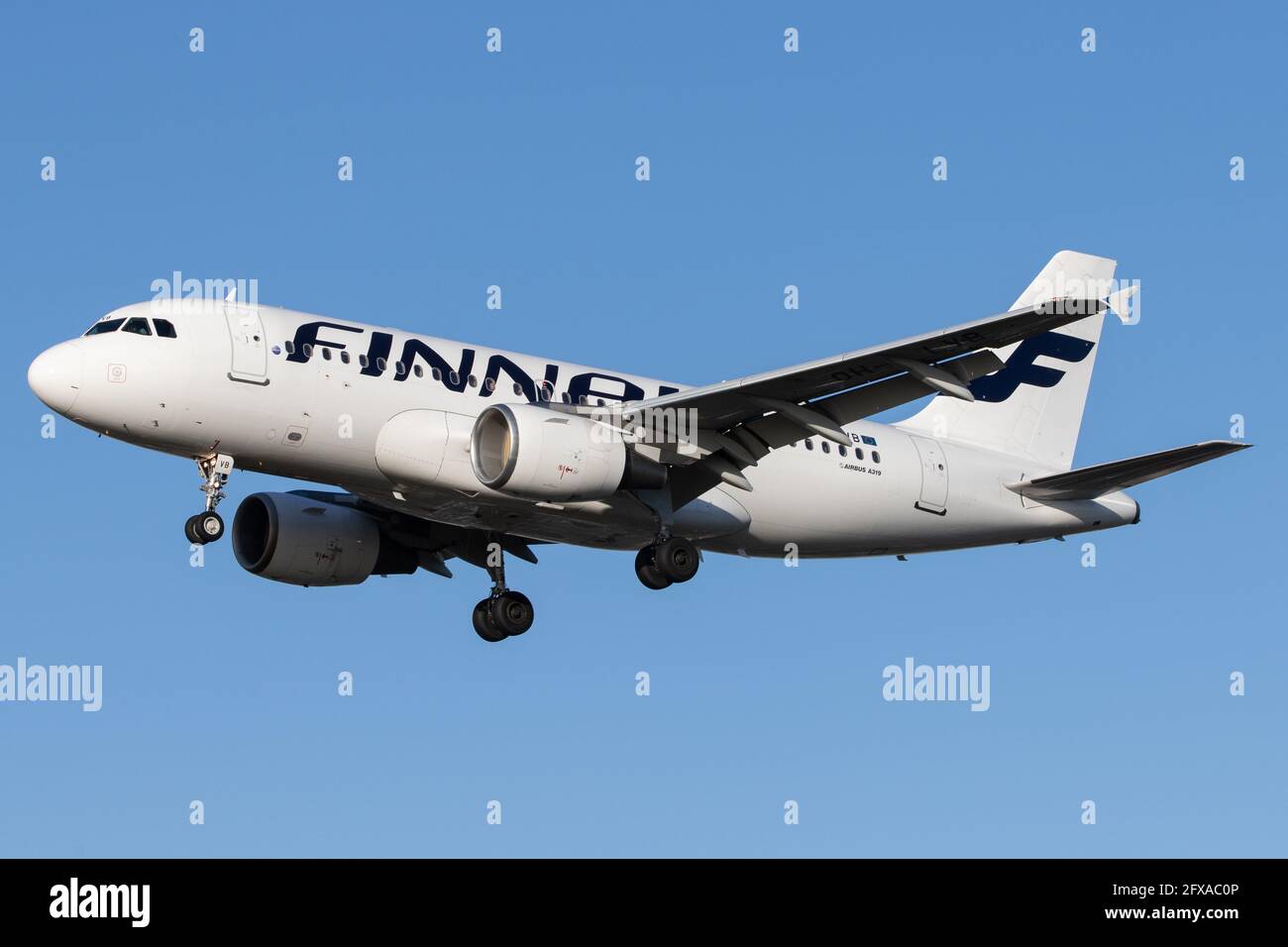 LONDRA, REGNO UNITO - 11 febbraio 2020: Finnair (AY / fin) si avvicina all'aeroporto Heathrow di Londra (EGLL/LHR) con un Airbus A319 (OH-LVB/1107). Foto Stock