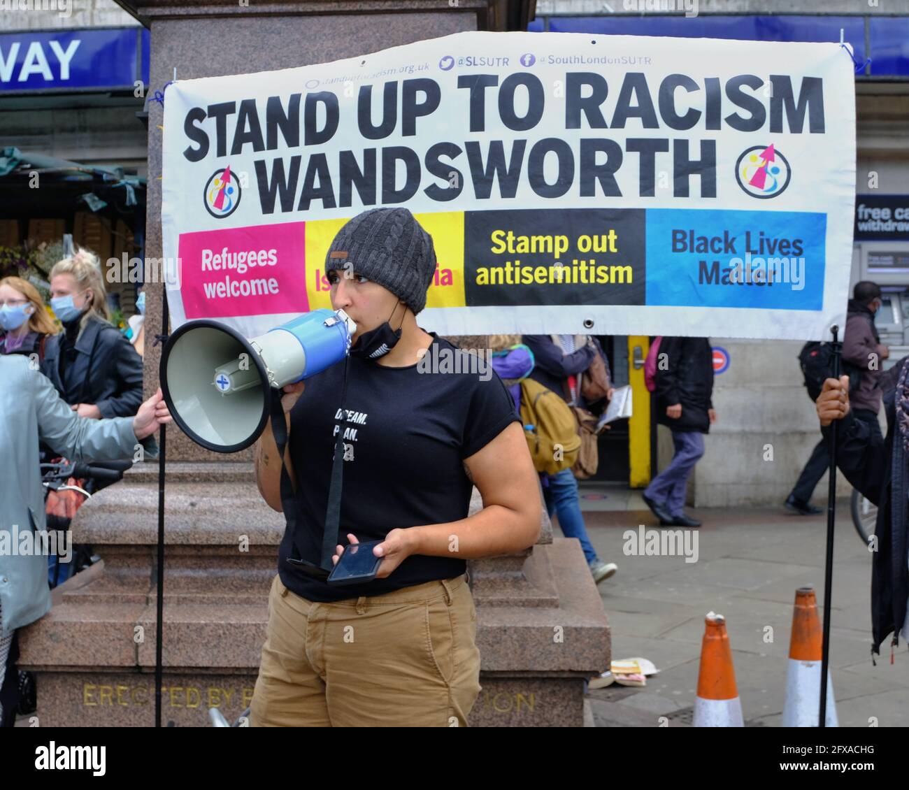 Londra, Regno Unito. 25/05/21. Gli attivisti anti-razzismo, compresi i consiglieri locali, segnano la morte di George Floyd un anno dopo con discorsi e interventi. Foto Stock