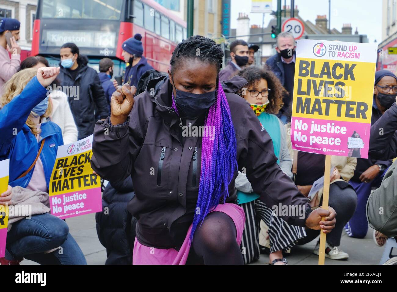 Attivisti anti-razzismo, tra cui i consiglieri locali "take the knee", nel primo anniversario della morte di George Floyd a Toting, Londra del sud. Foto Stock
