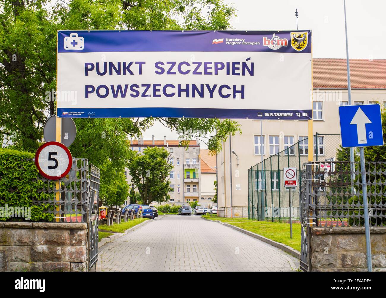 Grande striscione sopra l'ingresso del covid-19 punto di vaccinazione a Brzeg, Polonia. Programma nazionale polacco di vaccinazione. Campagna di vaccinazione di Covid. Foto Stock