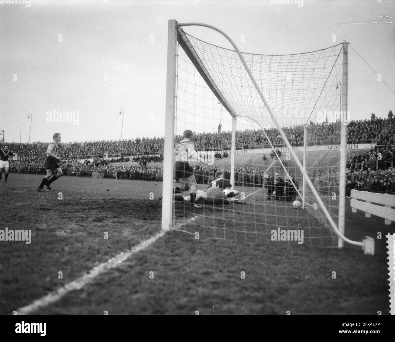 DOS contro SC Enschede 2-3. Da sinistra a destra Kraay (DOS, maglia numero 5), De Munck (DOS) e Van de Wal (Enschede) che segna il primo goal, 4 gennaio 1959, calcio, Paesi Bassi, foto agenzia stampa del xx secolo, notizie da ricordare, documentario, fotografia storica 1945-1990, storie visive, Storia umana del XX secolo, che cattura momenti nel tempo Foto Stock