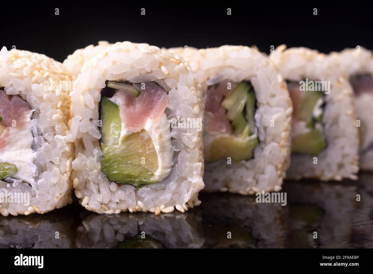 Involtini di sushi giapponesi con formaggio cremoso con pesce rosso e. cetriolo Foto Stock