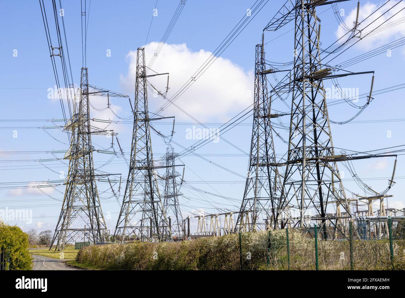 Piloni che trasportano l'elettricità dalle centrali elettriche alimentate a carbone a Ferrybridge, West Yorkshire, Inghilterra Regno Unito Foto Stock