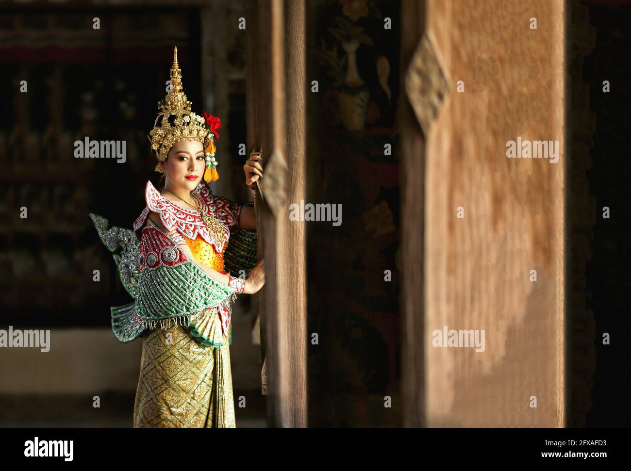 Bella ragazza tailandese ritratto in Kinnaree abito tradizionale costume Arte cultura Thailandia Danza in mascherato khon Kinnaree in letteratura amayana, Foto Stock