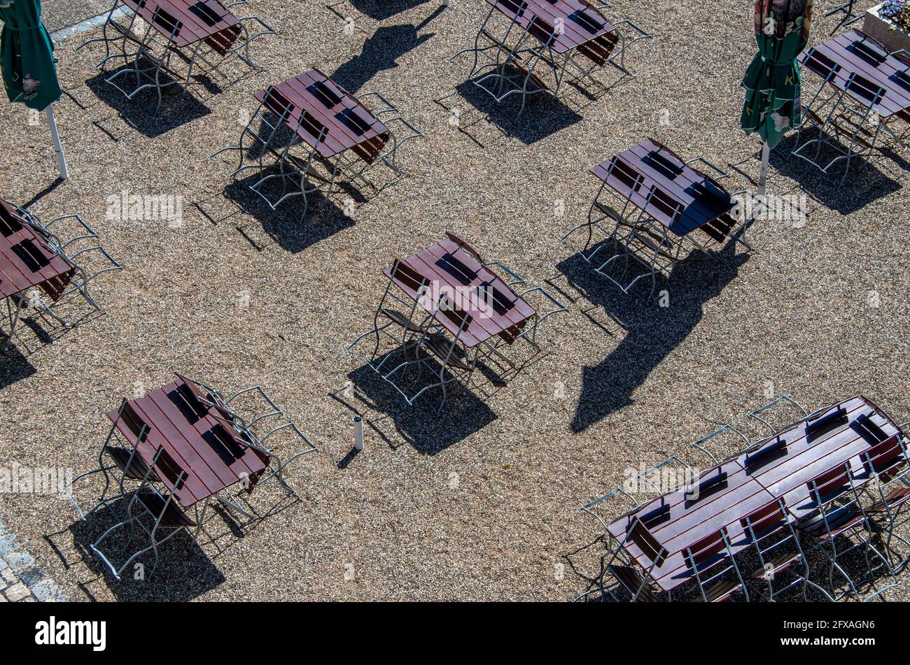 Koenigsberg, Germania - 9.5.2021. Tavoli e sedie vuoti e nessun ospite nell'area esterna di un ristorante. Foto Stock