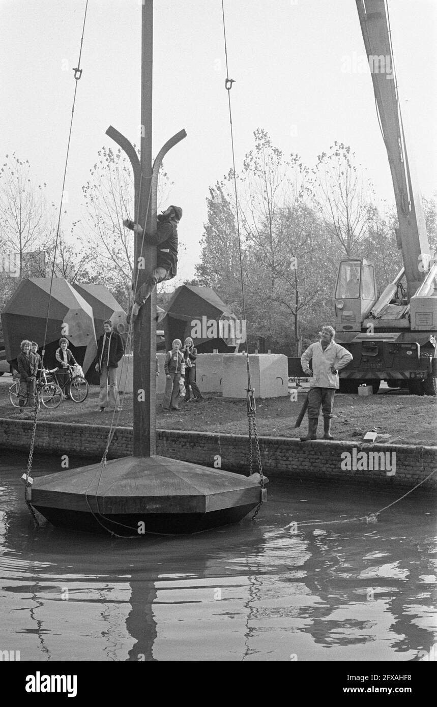 Scultura galleggiante nel canale Zuider-Amstel di Evert Strobos, viene lanciata la prima parte, 5 novembre 1976, Paesi Bassi, foto agenzia stampa del XX secolo, notizie da ricordare, documentario, fotografia storica 1945-1990, storie visive, Storia umana del XX secolo, che cattura momenti nel tempo Foto Stock