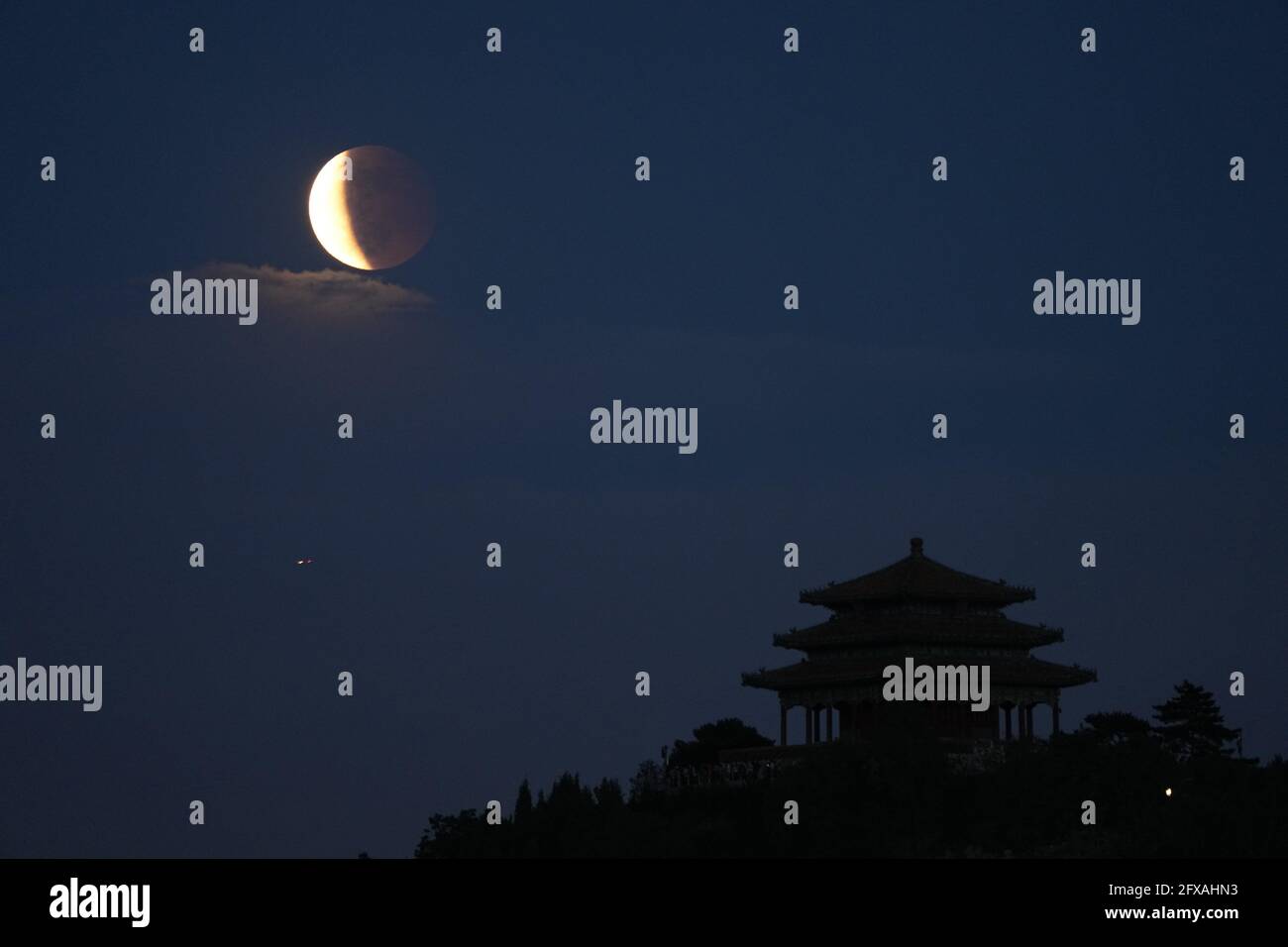 Pechino, Cina. 26 Maggio 2021. L'eclissi lunare si vede sopra Pechino, capitale della Cina, 26 maggio 2021. Credit: JU Huanzong/Xinhua/Alamy Live News Foto Stock