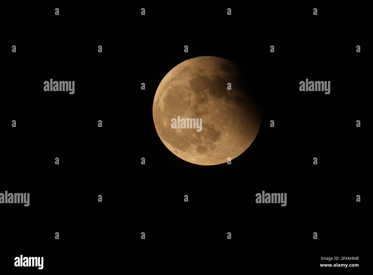 Pechino, Cina. 26 Maggio 2021. L'eclissi lunare si vede sopra Pechino, capitale della Cina, 26 maggio 2021. Credit: Xing Guangli/Xinhua/Alamy Live News Foto Stock